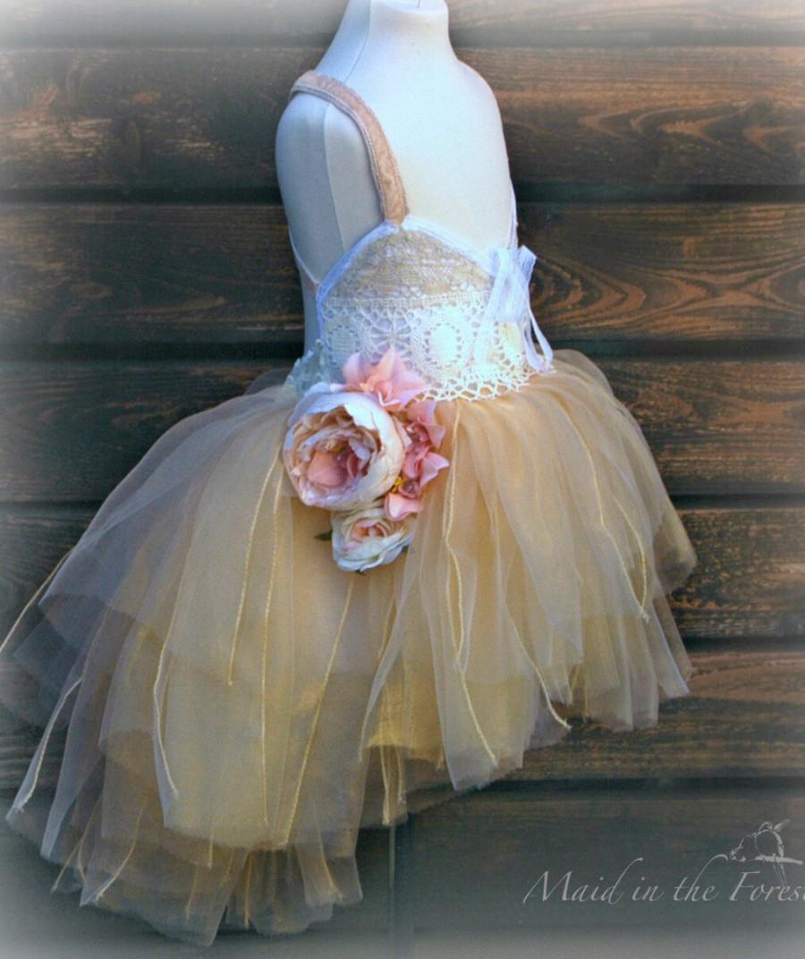 زفاف - Girls size 3. Tattered Mori Girl or ballerina flower girl dress in white, ivory and beige lace, velvet and organza with silk flowers.