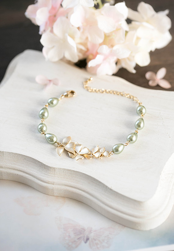 Свадьба - Gold Orchid Flower Sage Green Pearl Bracelet, Olive Sage Green Wedding Jewelry, Bridal Bracelet, Bridesmaid Bracelet, Valentines day Gift