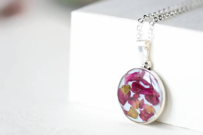 Wedding - Epoxy resin pendant with rose petals - Pendant necklace, Gift, Epoxy resin jewelry, Handmade, Natural jewelry, Jewelry with flowers, Rose