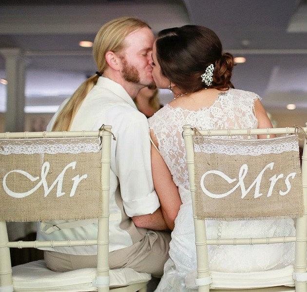 زفاف - Set of 2 Mr and Mrs Chair Signs - Burlap & Lace Mr Mrs Chair Decorations - Wedding Photo Prop - Wedding Hessian Pennants