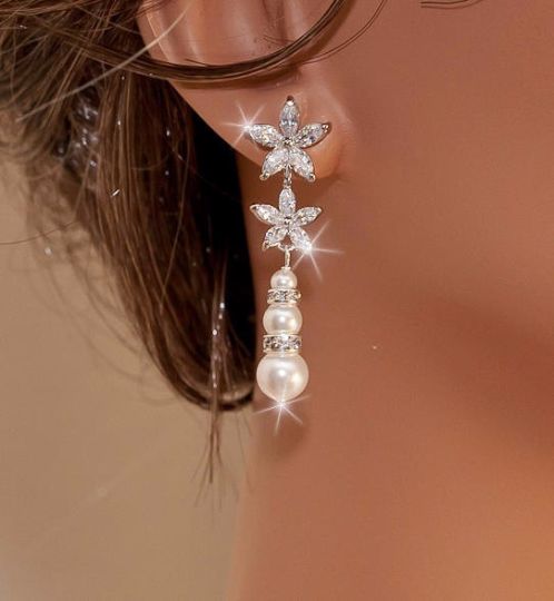 زفاف - DONNA - Swarovski Pearl And Crystal Floral Bridal Earrings In White Gold