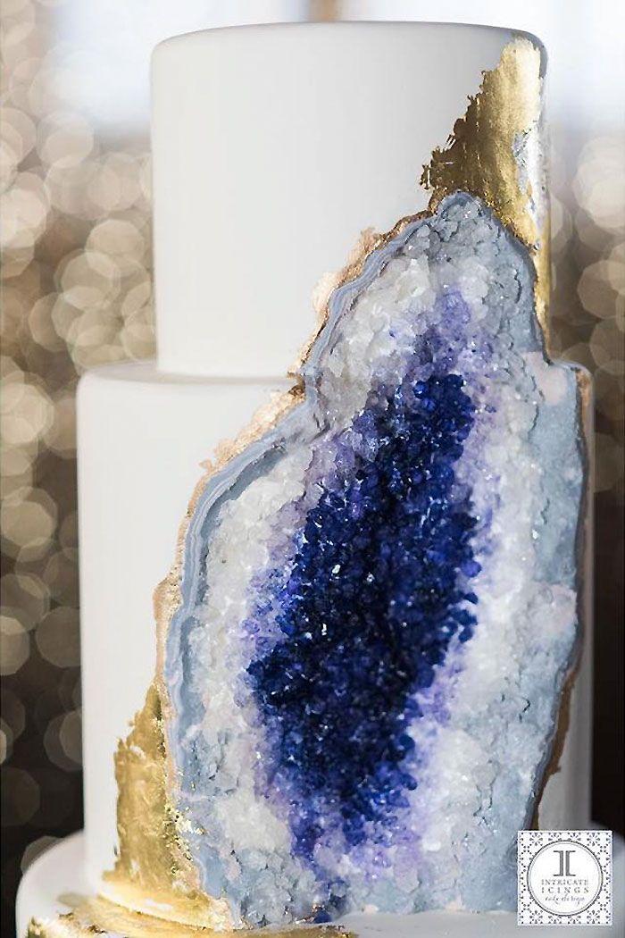 زفاف - Stunning Cake Reveals An Edible Amethyst Geode Beneath Its Surface