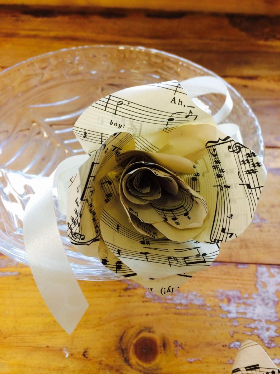 Mariage - Buttonhole Rose for Wedding Day, Boutonniere, Flowers, Vintage Music Score, Groom, Ushers, Wedding Guests, Father of Bride, Bride's Mother.
