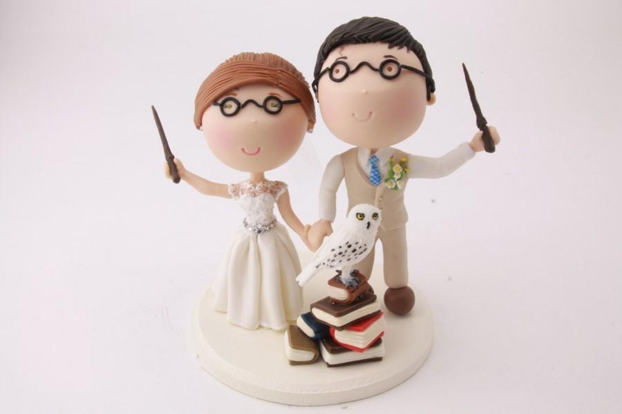 زفاف - Magical Couple holding wands with pet owl - Harry Potter Theme Wedding cake topper. Wedding figurine.  Handmade. Fully customizable.