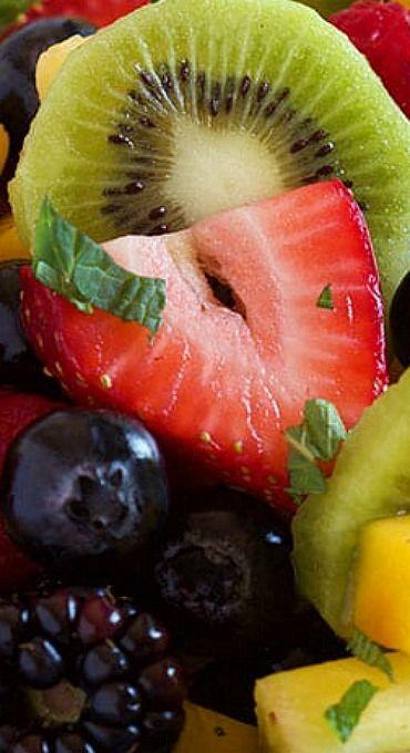 Hochzeit - Sparkling Fruit Salad With Champagne Mimosa Dressing