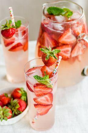 Hochzeit - Strawberry Gin Smash Cocktail