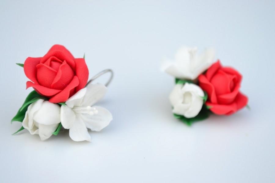 Свадьба - Red white flower earrings. Red rose earrings. Wedding earrings. Polymer clay flower earrings.