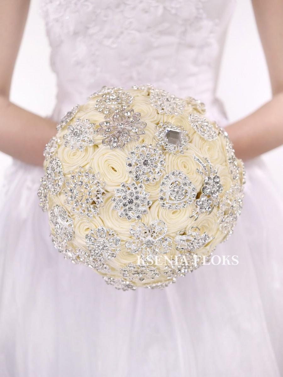 Свадьба - Ivory silver brooch bouquet Broach bouquet Bridal bouquet Wedding bouquet Fabric roses bouquet Crystal bouquet Jeweled Bridesmaids bouquet