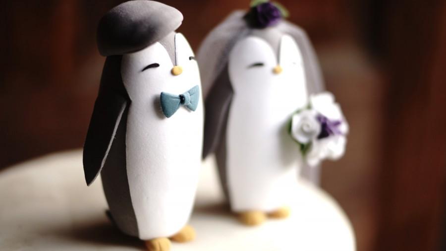 Hochzeit - GREY PENGUIN Wedding Cake Topper - Warranty Protection Included