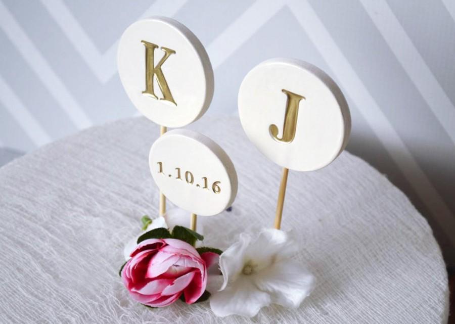 Wedding - Wedding Cake Topper - PERSONALIZED and Modern Circle with Gold Initials and Wedding Date