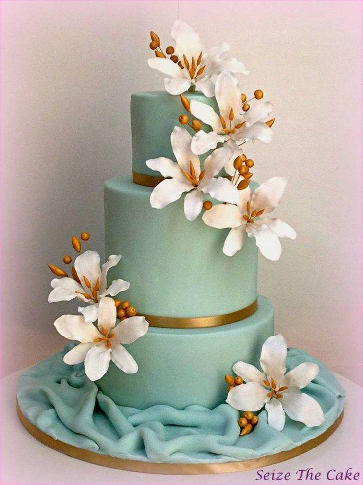 Hochzeit - Wedding Cake With Sugar Lilies And Gold Details.
