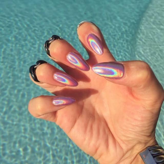 Hochzeit - Holographic Nail Powder Is Making The Beauty Community Lose Its Sh*t