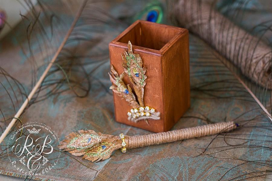 Свадьба - Peacock feather, guest book pen and  pen holder, barn wedding, rustic chic, gold feather, country wedding, gold wedding, rustic gift ideas.