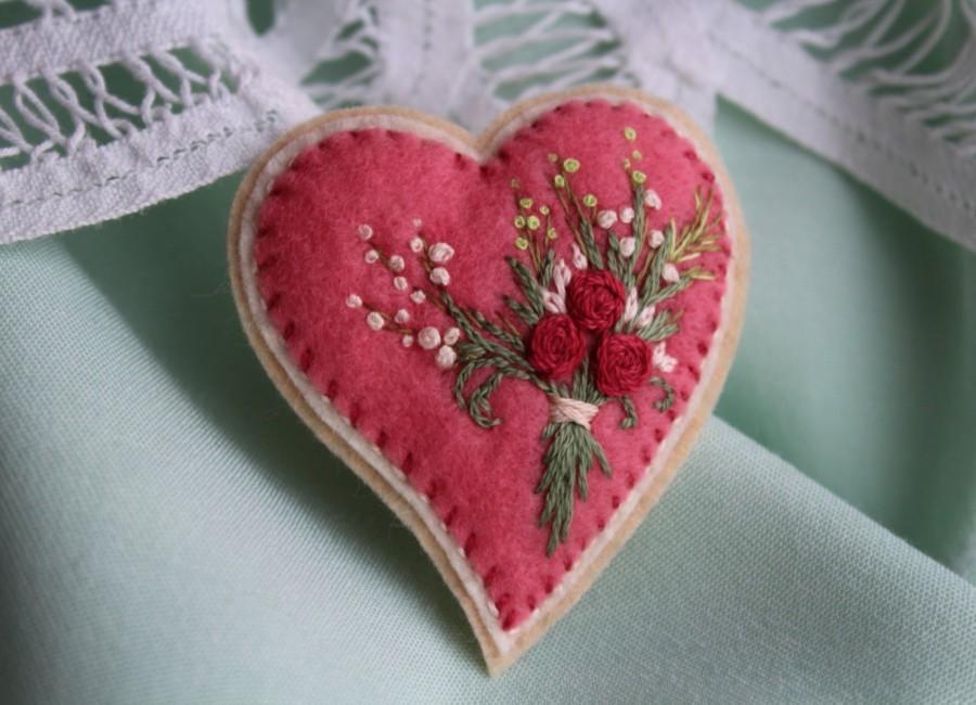 Свадьба - Heart Brooch.Flower Miniatures.Felt jewelry.Felt brooch.Heart embroidery.Gift for mom.Embroidered brooch. Gift for women. SALE. Gift for her