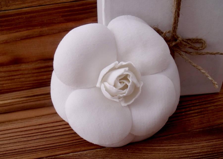 Свадьба - White Camellia, Camellia Brooch, Chanel Style, White Flower, Urban Style Brooch, Stylish Brooch, Stylish Accessory, Handmade Flower
