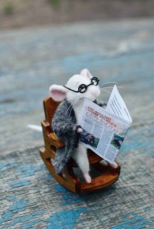 Mariage - Mouse in armchair Mouse with glasses Mouse with newspaper White mouse Cute mouse Felt mouse Felted toy Wool toy Wool needle Felted mouse