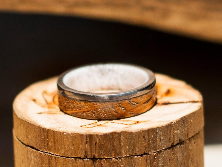 زفاف - Mens Wedding Band Whiskey Barrel Ring w/ Antler Lining - Staghead Designs