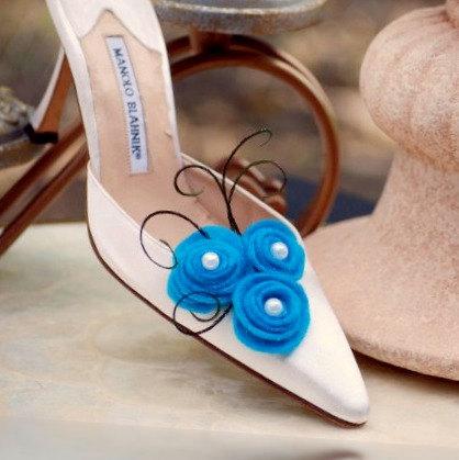 Mariage - 2 Turquoise Blue & White Swirls Trio Shoe Clips / Hair Pins. Bridal Bridesmaid Friend Teen. Boutique Style Couture, Peacock Herl Pearl Clip
