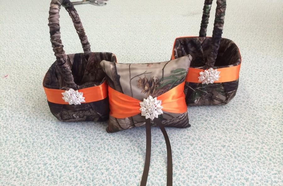 Hochzeit - Real tree camo  Camouflage Wedding Set of Two baskets and 1 Pillow