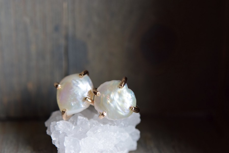 Mariage - Freshwater Pearl Gold Fill Studs. Natural Pearl Prong Earrings. June Birthstone. Raw Pearl Claw Stud. June Earrings. Bridal Studs White Gold