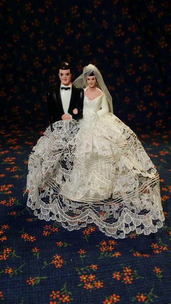 Mariage - Vintage Bride & Groom Lace Dress Cake Topper Figurine, Brunette Couple, Lace Bride,Fabric Wedding Cake Topper, Cake Decoration, Wedding Cake