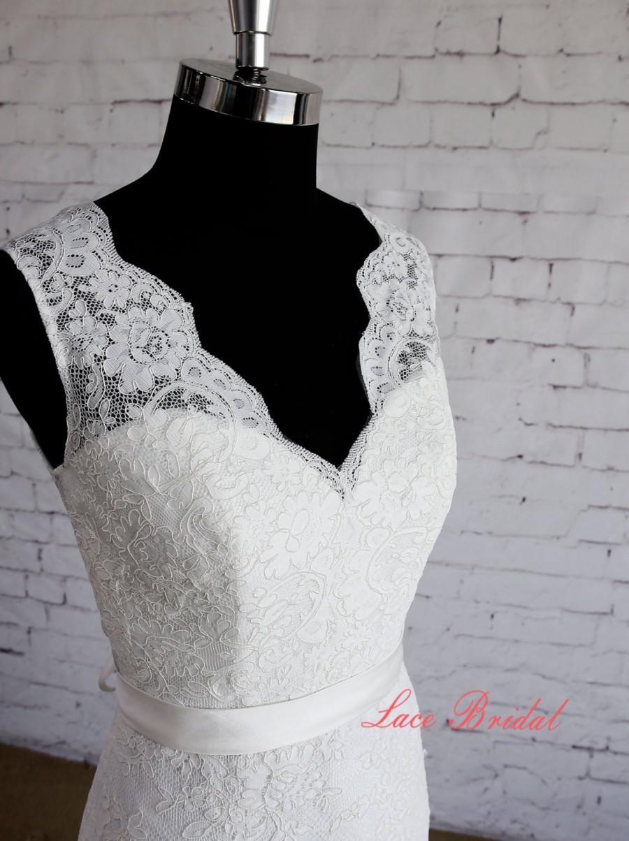 Hochzeit - Elegant Lace Wedding Dress with V-neck Ivory Sheath Style Wedding Gown with Waistband