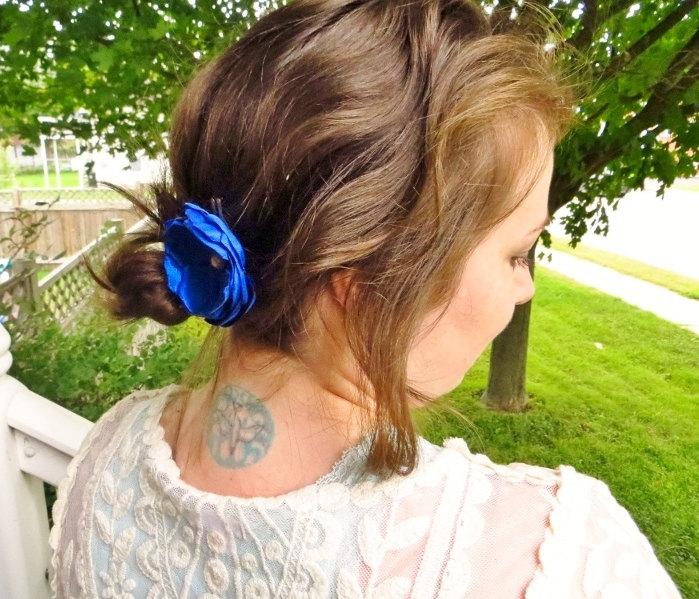 Свадьба - Simple Blue Fabric Flower Hair Clip, Cobalt, Royal Blue Hair Accessories for Women, Bridesmaid Hair Piece, Blue Satin Flower Hair Accessory