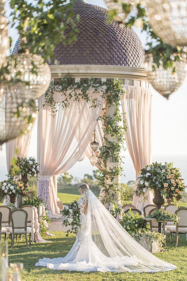 Hochzeit - 15 Dreamy Wedding Ceremony Ideas For A Fairytale Affair