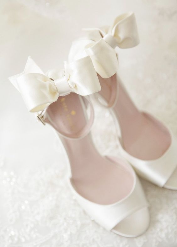 زفاف - Wedding Shoes Inspiration - Photo: Wayne & Angela Photographers