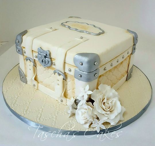 Свадьба - Suitcase Cake