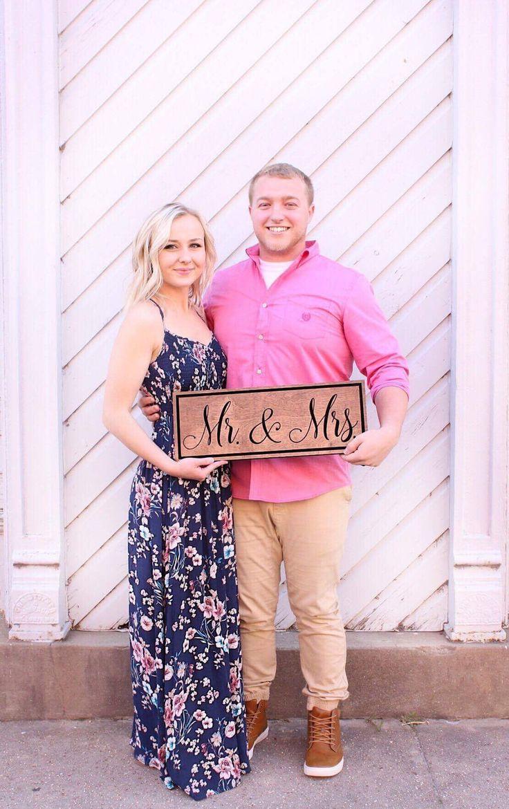 Wedding - Photography Prop- Photo Prop- Engament Photos- Mr And Mrs Sign - Gift For Them - Gift For Photgraphers- Gift For Her- Wedding Gift