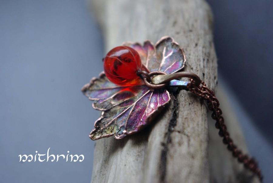 Свадьба - Currant Berry Pendant murano glass electroformed leaf botanical jewelry Berries summer pendant Copper necklace gift for her lampwork beads