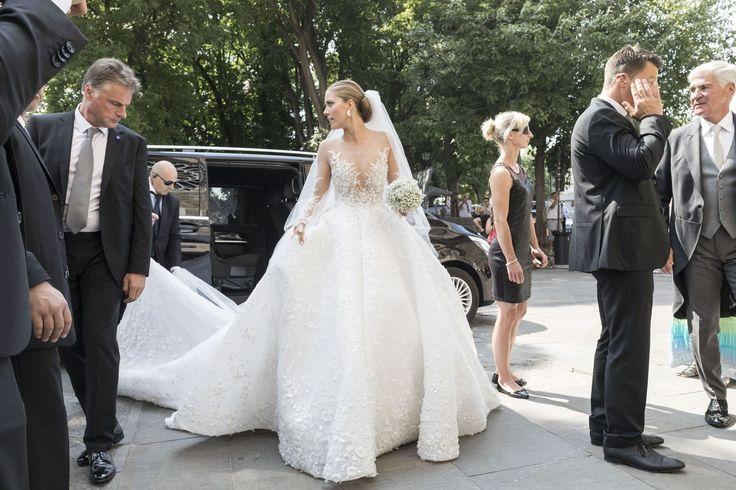 Свадьба - This Dreamy Wedding Dress Is Completely Covered In Swarovski Crystals