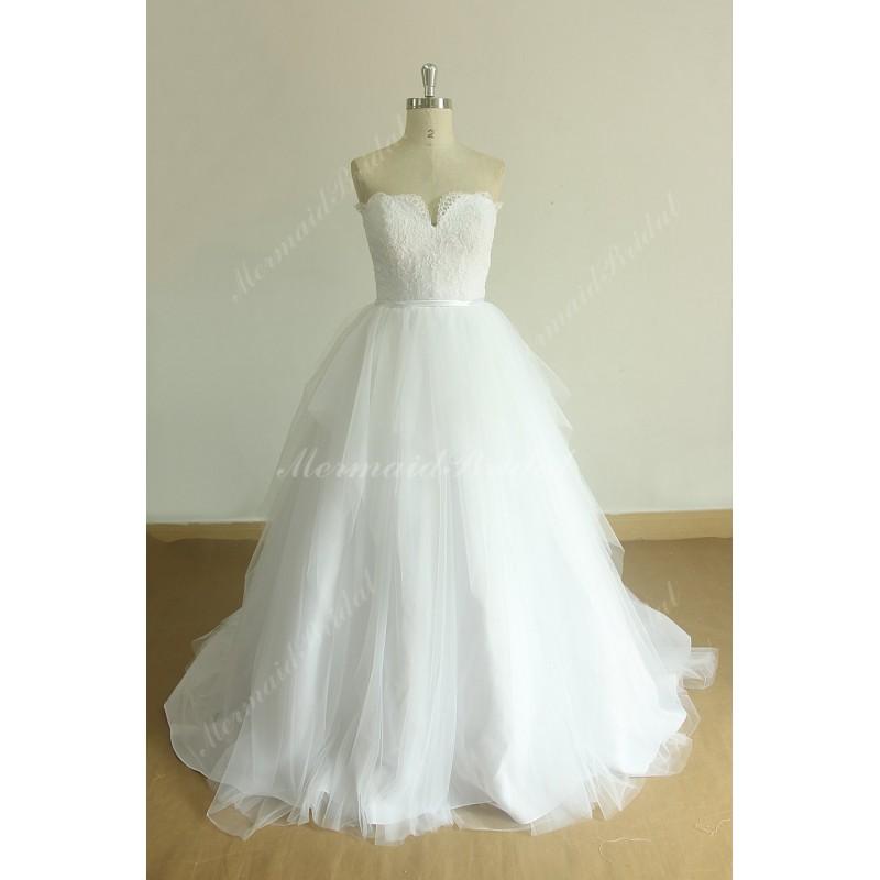 Mariage - Romantic white A line tulle vintage lace wedding dress with sweetheart neckline and assymetric ruffles - Hand-made Beautiful Dresses