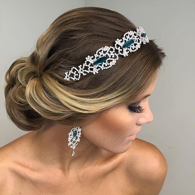 Свадьба - StrictlyWeddings On Instagram: “Marvelous Bridal Look With A Hint Of Teal! Headpiece And Earrings From @realezasalvador, With Hair By @paulopersil And Make Up By…”