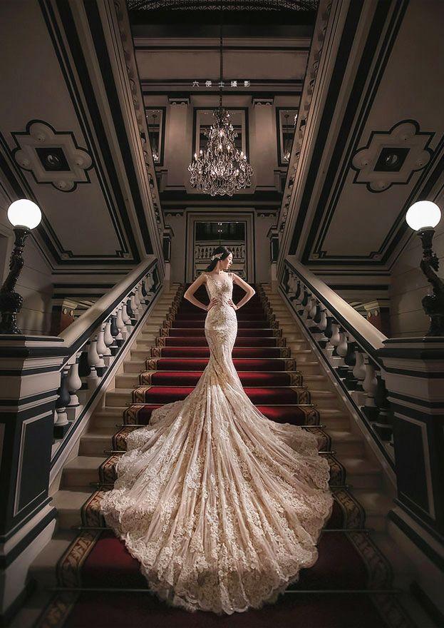 Свадьба - This Bride Has Impeccable Style! Timelessly Elegant Bridal Portrait With A Hint Of Regal Charm!