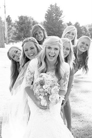 Hochzeit - A Special Photo With Each Bridesmaid. So Sweet!