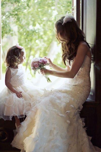 Свадьба - Wedding Shoot Ideas – Bride And Flower Girl