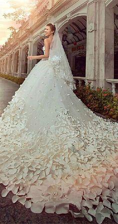 زفاف - 2014 New Luxury Sheer Wedding Dresses Sweetheart Crystals Beads Backless Handmade Flowers A Line Chapel Train Tulle Hot Church Bridal Gowns