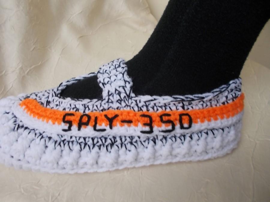 Mariage - The Yeezy Boost 350 V 2 , Yeezy 350 V2 Boost, crochet slippers, handmade slippers, Knitted Slippers, Converse Slippers, crochet Yeezy 350 V2