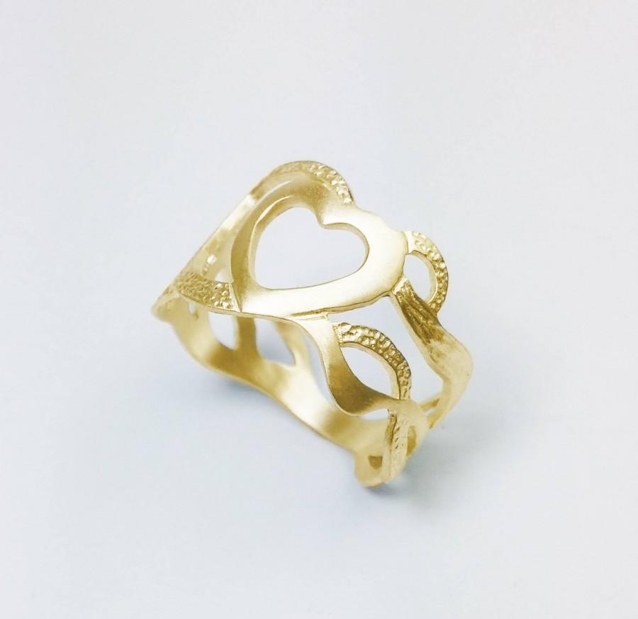 Mariage - Beautiful heart ring in 14k yellow gold, grain textured love ring