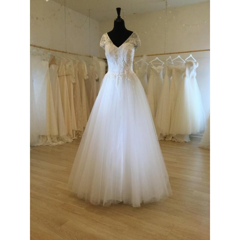 Wedding - V-Line Neck Wedding dress - High Quality - Custom Made to Fit - Hand-made Beautiful Dresses
