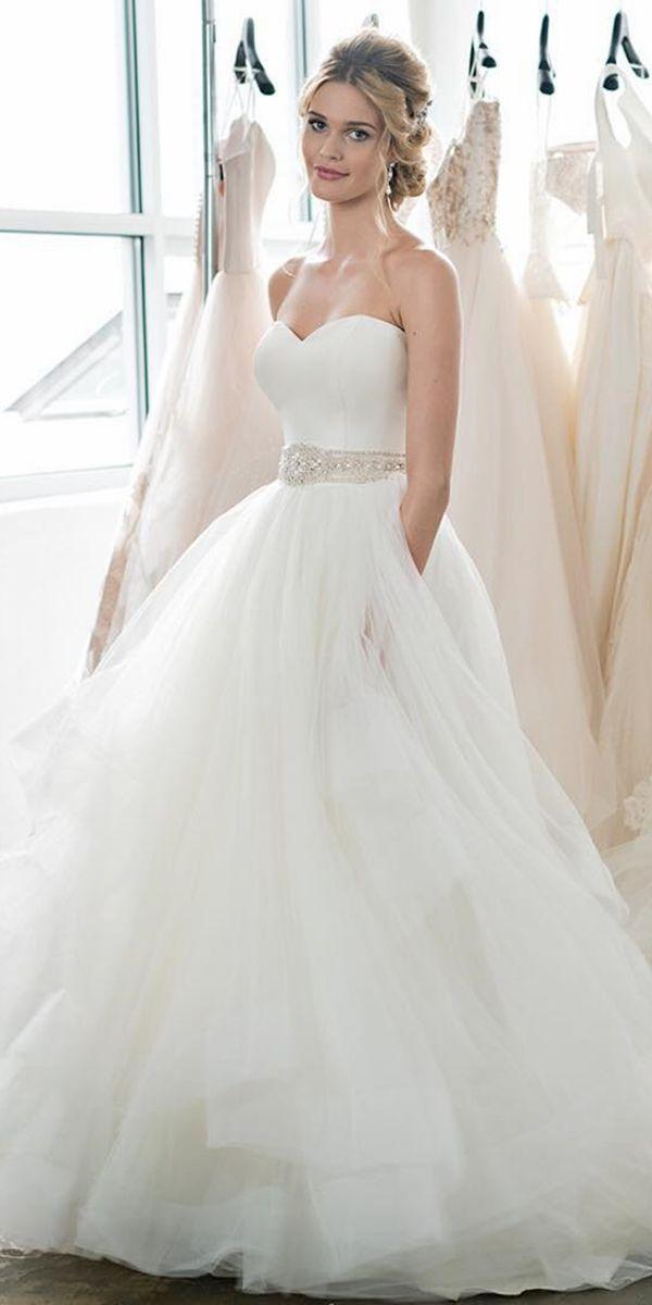 Hochzeit - 24 Wedding Dresses With Gorgeous Sweetheart Neckline