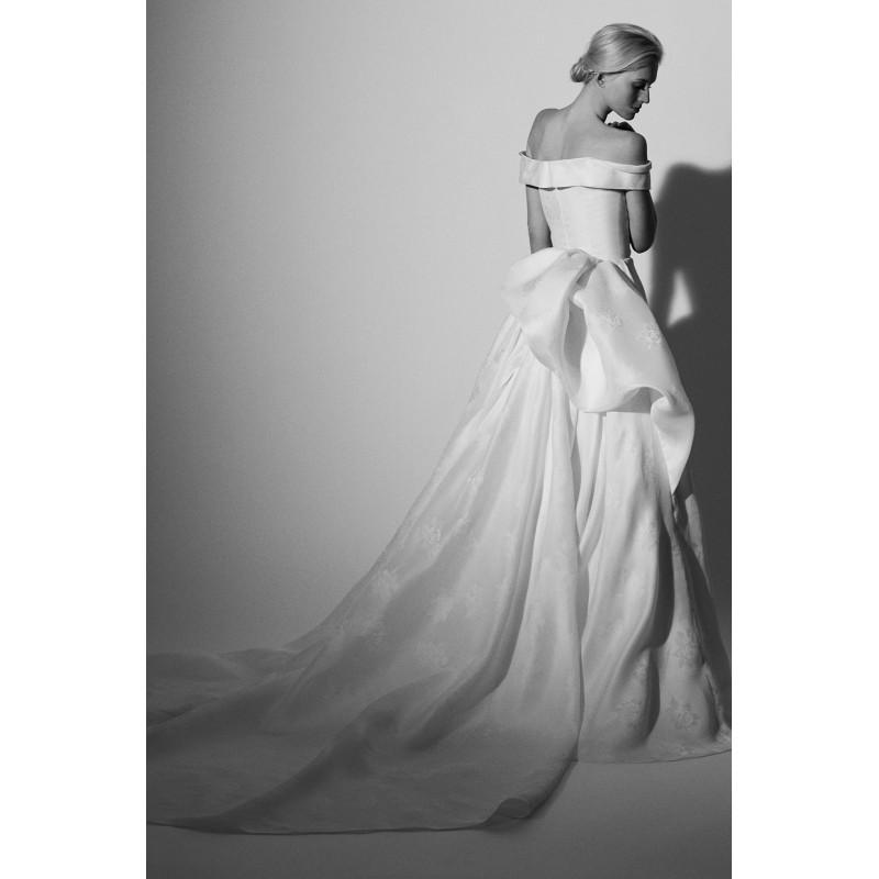 زفاف - Carolina Herrera Spring/Summer 2018 Look 18 Simple Royal Train Ivory Off-the-shoulder Ball Gown Dress For Bride - Stunning Cheap Wedding Dresses