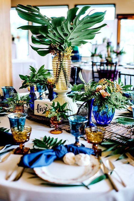 Hochzeit - 50 Green Tropical Leaves Wedding Ideas