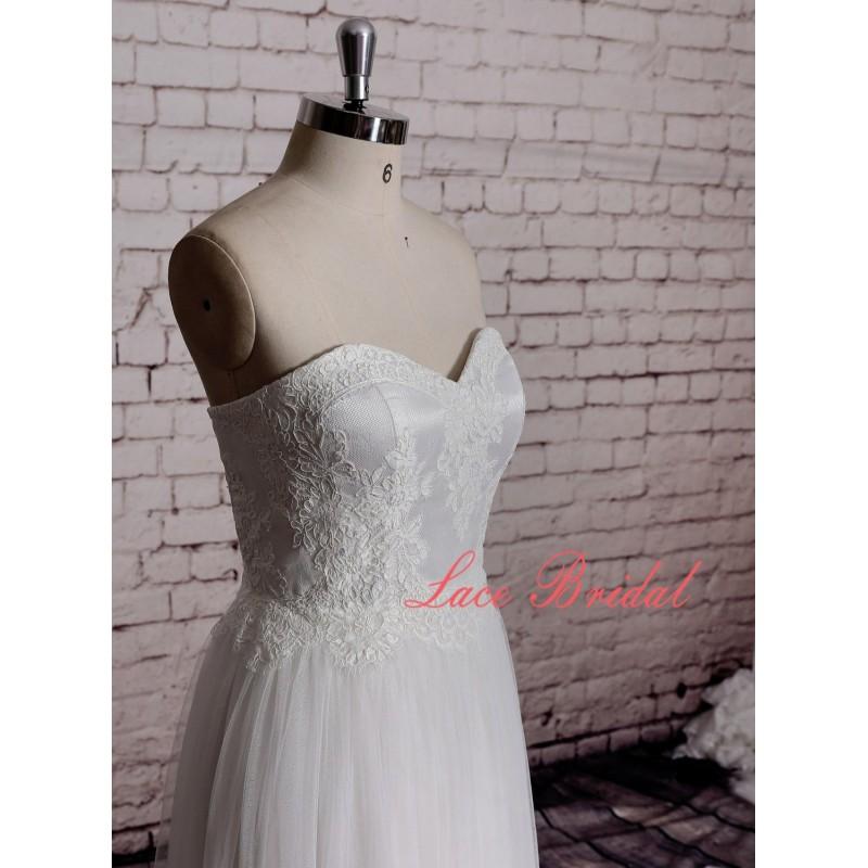 Mariage - Sweetheart Neckline Bridal Gown Plain Tulle Skirt Wedding Dress A-line Wedding Gown Sleeveless Bridal Gown - Hand-made Beautiful Dresses