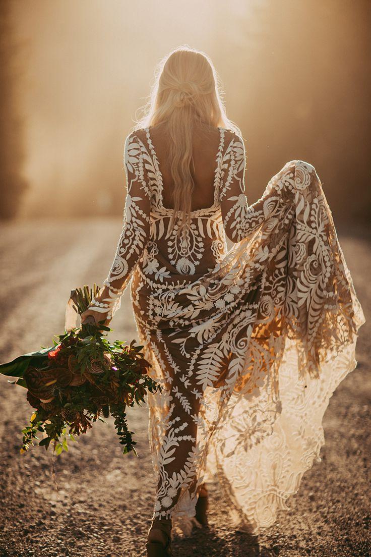Свадьба - Elopement Inspiration With A Show-Stopping Boho Lace Gown