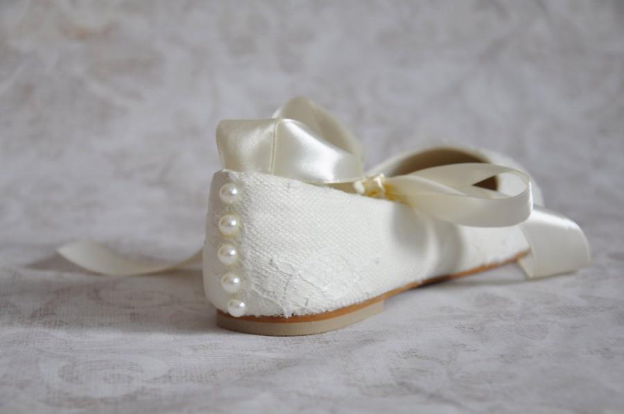 Свадьба - Lace wedding flats ballet flats with ribbon ivory lace bridal flats lace wedding flat shoes embellished shoes ivory wedding shoes