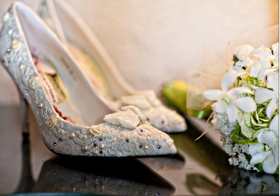 Mariage - Vintage Lace Wedding Shoes..Vintage Lace Shoes ..Pointed Stilettos.. ivory lace bridal heels . Retro Wedding Shoes . wedding heels