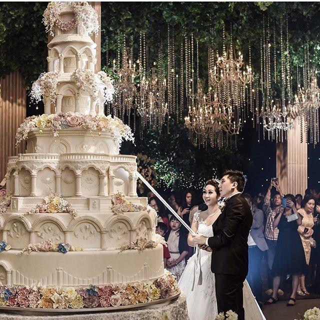 Wedding - Gigantic Wedding Cake